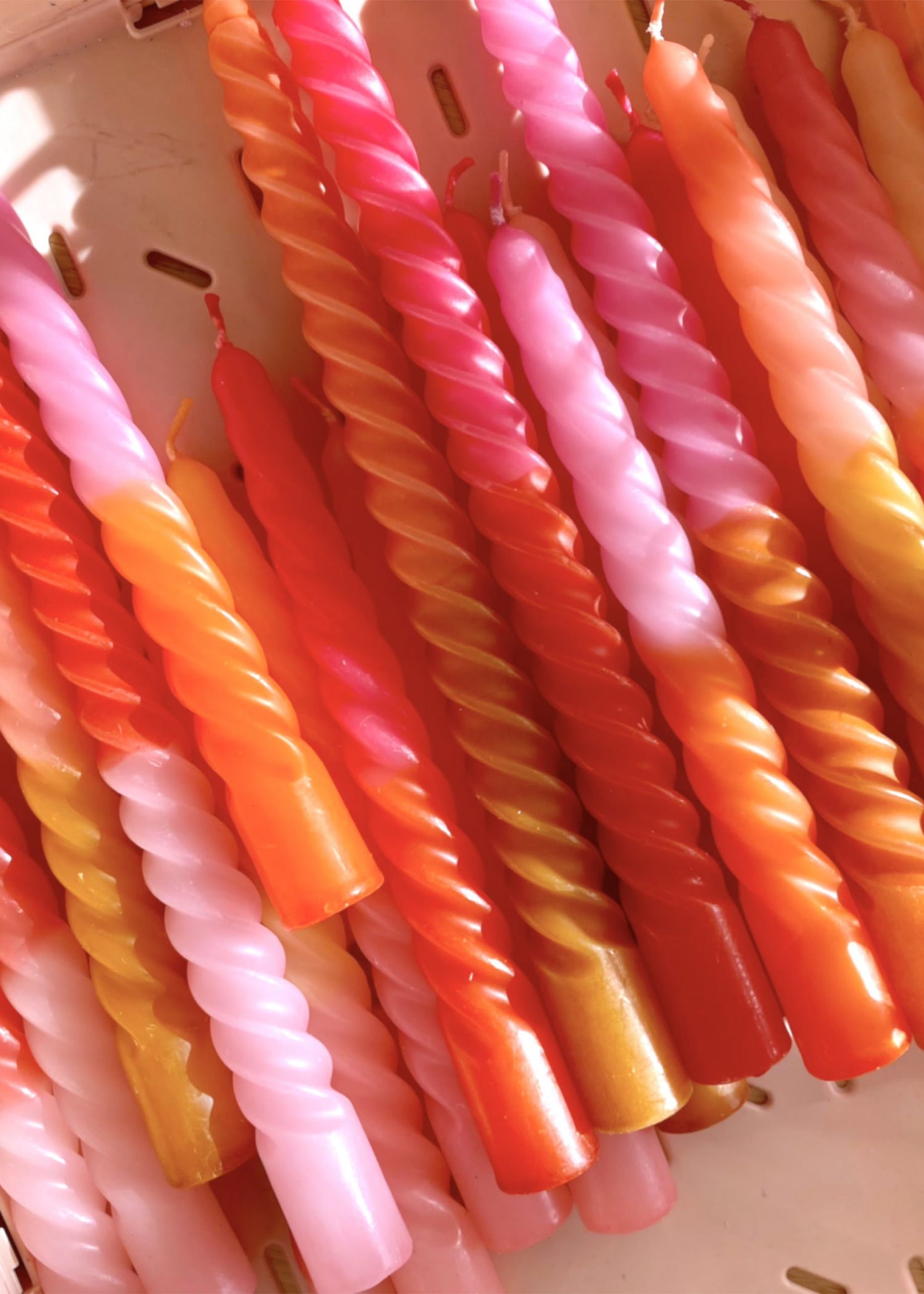 Gedraaide Palette Amsterdam dip dye twist dinerkaarsen set van Kaars Online.