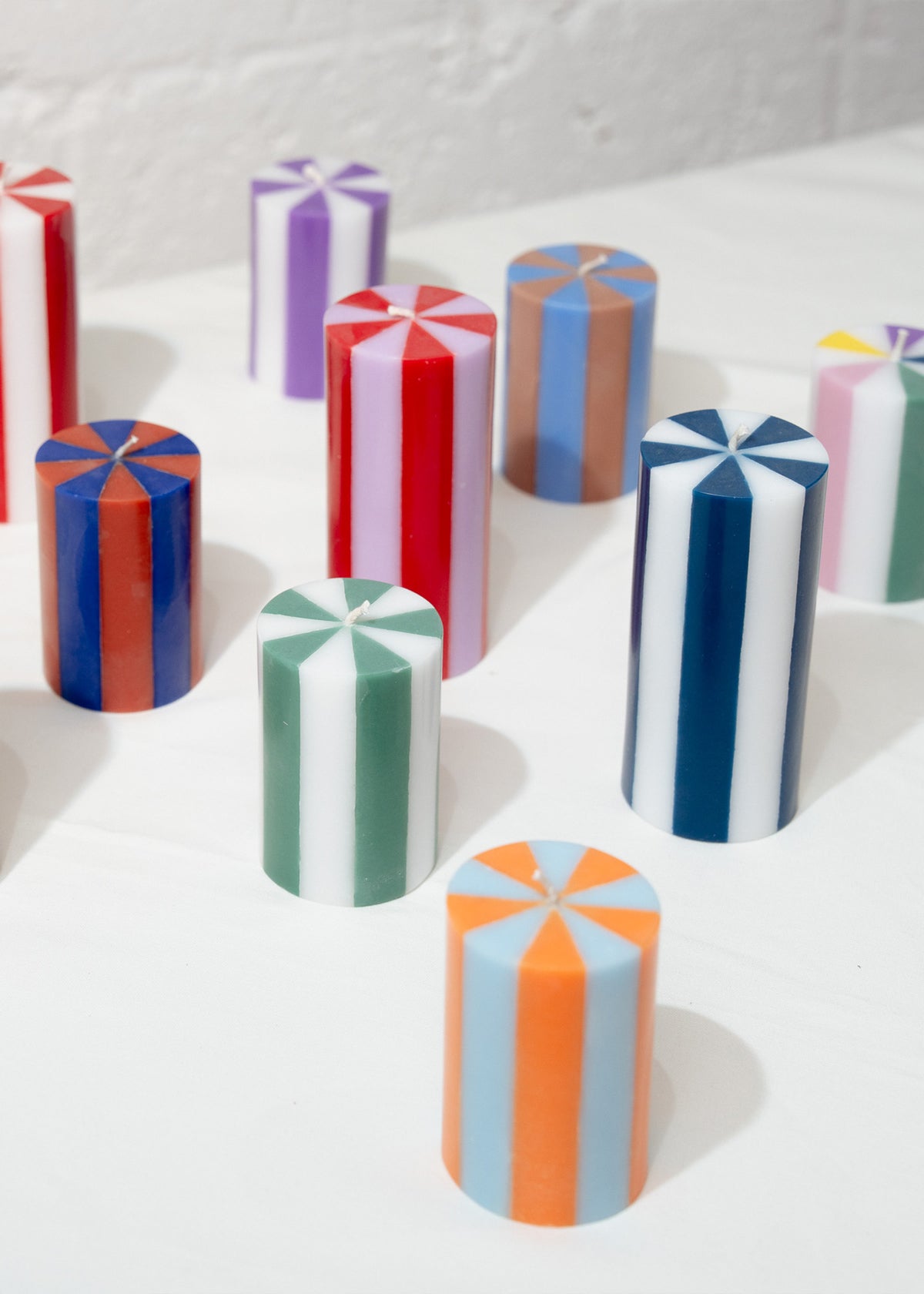 Gestreepte Pilaar Kaars | Violet & Wit